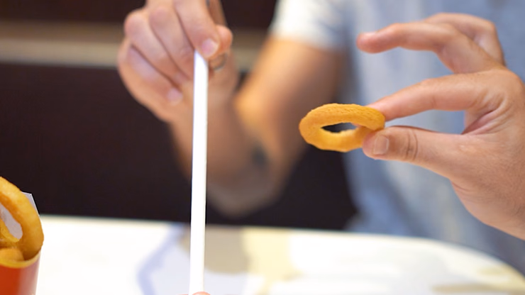 Linking Onion Rings (Gimmicks and Online Instructions) by Julio Montoro Productions - Trick - thumbnail 4