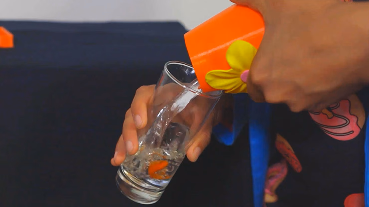 COMEDY WATERING CAN (Gimmicks and Online Instructions) by Mago Flash - thumbnail 3